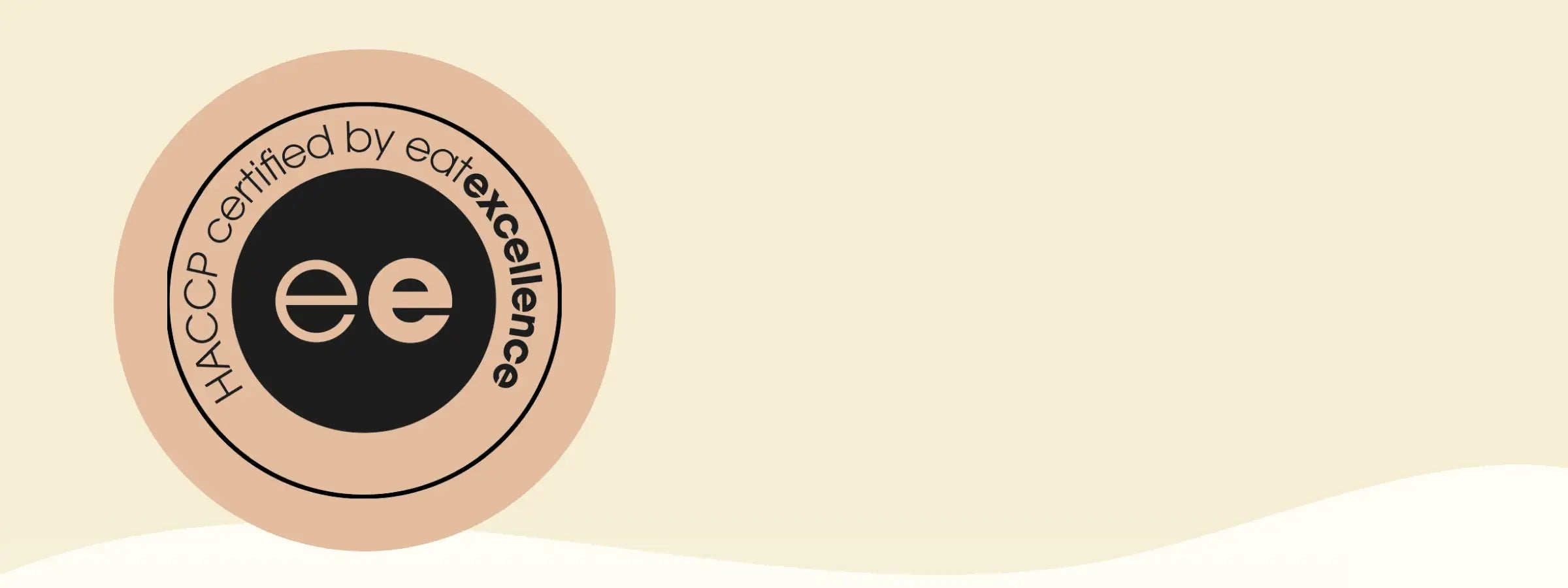 Beige rundes Logo mit schwarzem Zentrum und „haccp-zertifiziert von eatexcellence“-text in einem gebogenen Bogen am Rand.