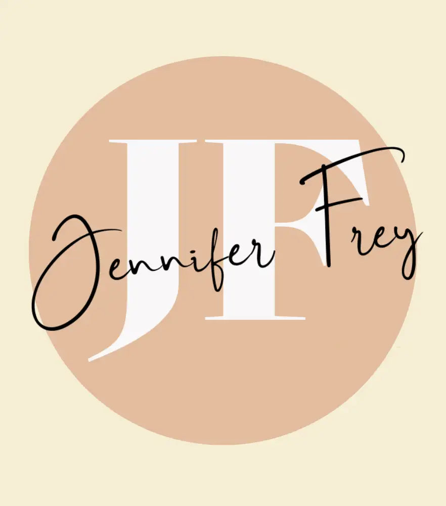 Beiges rundes Logo mit dem stilisierten weißen Anfangsbuchstaben „jf“ und geschwungener schwarzer Schrift, die „jennifer frey“ liest.