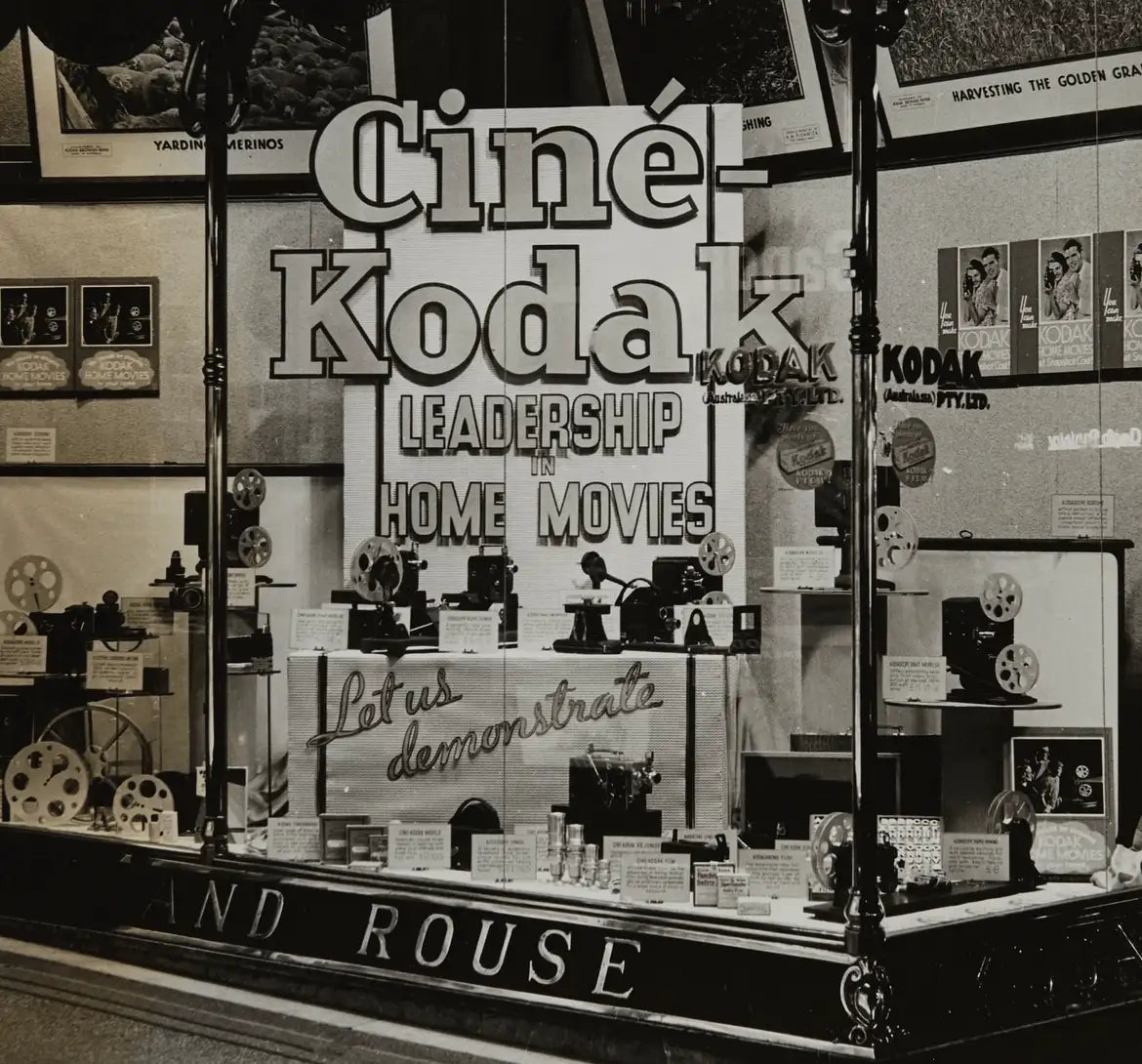 Führung von Cine-Kodak in Heimvideos, die Vintage-Filmausrüstung und Spulen zeigt.