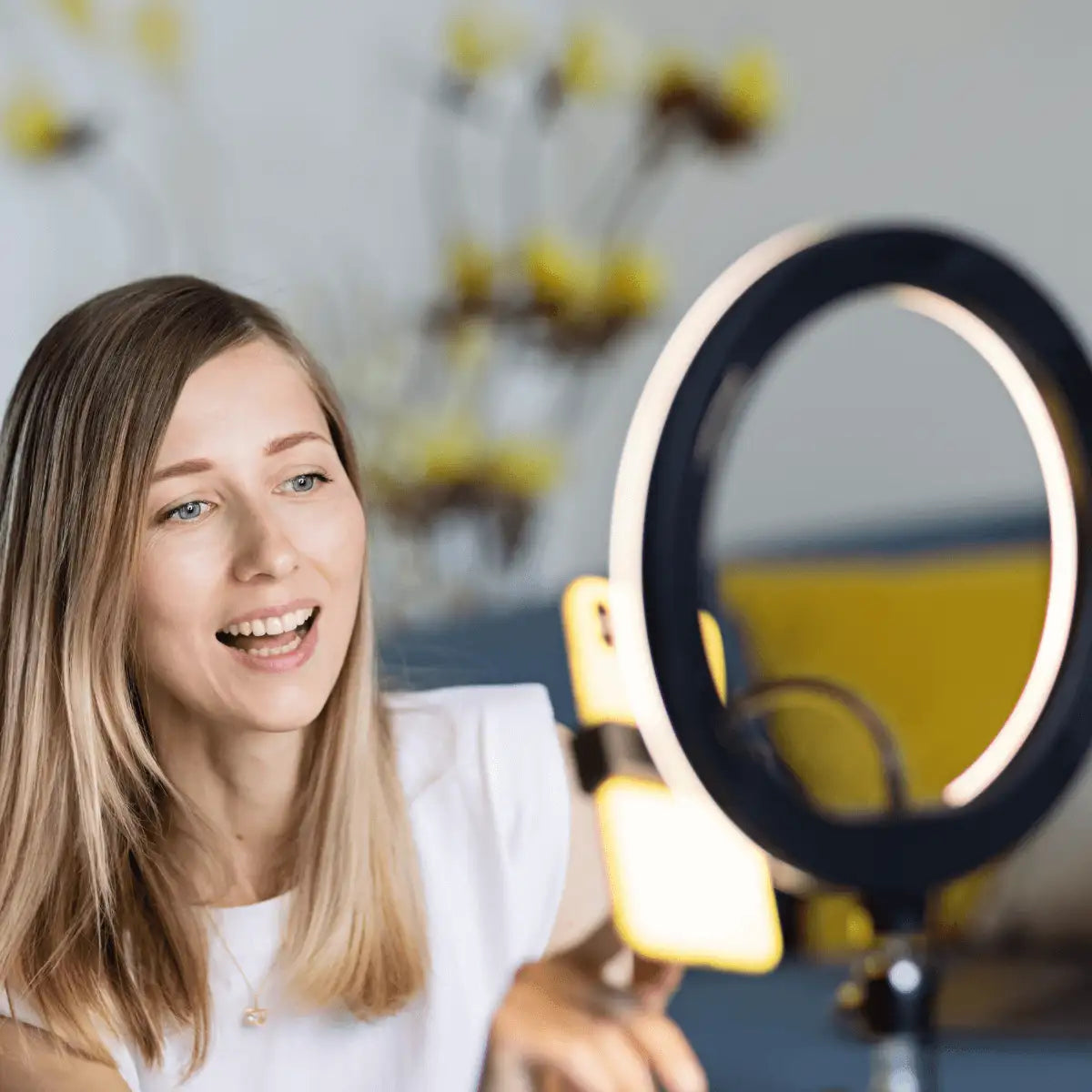 Schwarzes Ringlicht mit beleuchteter LED-Leiste und Smartphone-Halterungsklemme