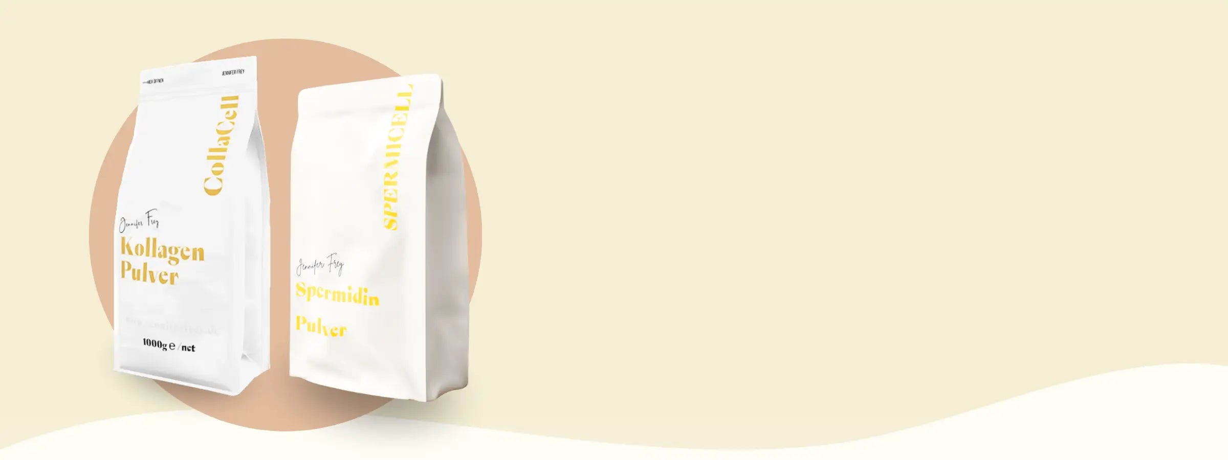 Weiße Beutel mit goldenen Aufschriften, versehen mit „collagen pulver“ und „spirulina pulver“, mit einem minimalistischen Design.