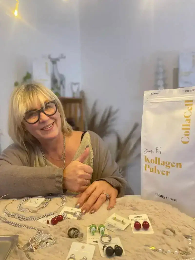 Weiße Beutelpackung mit Kollacell-Kollagenpulver, mit goldener Beschriftung und einem Etikett für das Nettogewicht von 1000 g