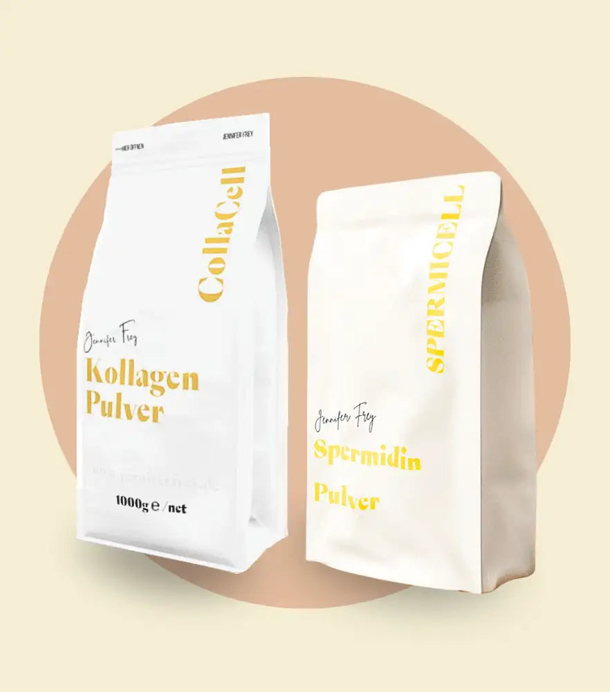 Weiße wiederverschließbare Beutel mit goldenen Beschriftungen, gekennzeichnet mit „collacell kollagen pulver“ und „sperminicell spermidin pulver“, mit dem Markennamen „jennifer fug“.
