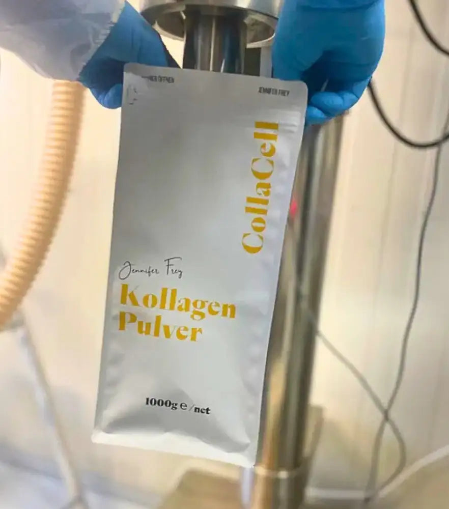 Ein weißer, wiederverschließbarer Beutel mit Collacell-Kollagenpulver von Jennifer Frey, beschriftet mit goldfarbenem Text und gekennzeichnet als 1000 g Nettogewicht.
